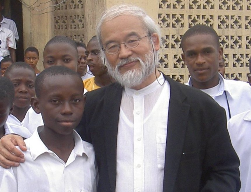 ナイジェリアの中学校にて。弟子入り志願の中学生と2